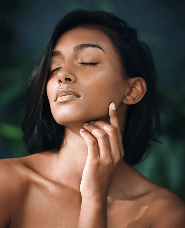 Woman holding her hand to her jaw